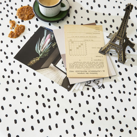 Lola voksduk, Spot On Black