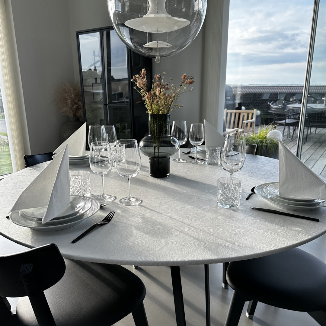 Manno - Damaskvevd rund akrylduk med kant av strikk