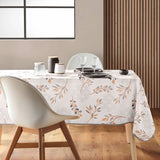 Manola Natural duk på spisebord med moderne tilbehør og servise