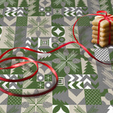 Nærbilde av Merry Present Green julevoksduk med granbar og geometriske former