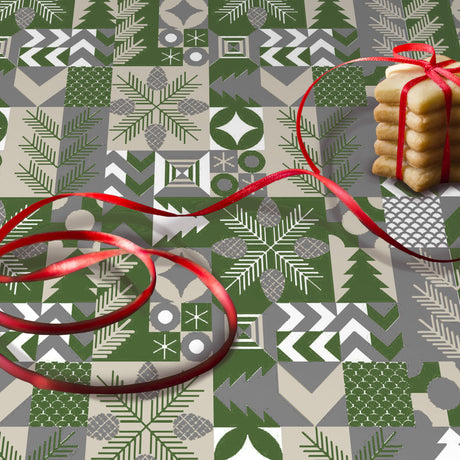 Nærbilde av Merry Present Green julevoksduk med granbar og geometriske former