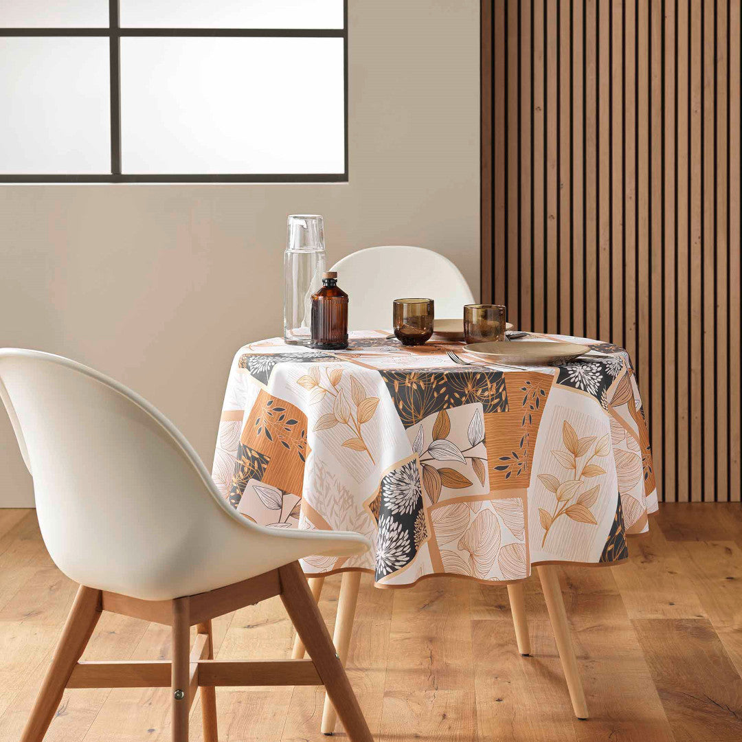 Dekket bord med rund duk i naturfarger