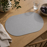 Moon oval spisebrikke i kunstskinn – Svart/Lysegrå – 30 x 45 cm
