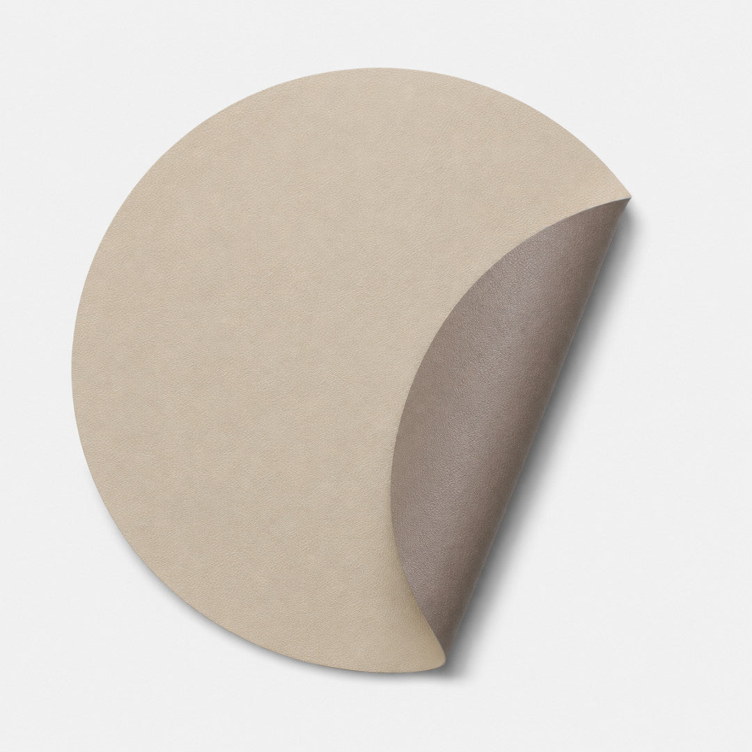 Moon rund spisebrikke i kunstskinn – Beige/Sand – Ø38 cm