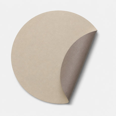 Moon rund spisebrikke i kunstskinn – Beige/Sand – Ø38 cm