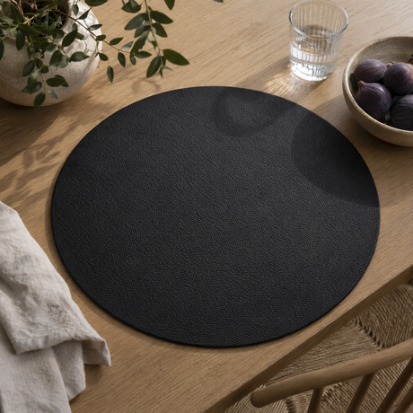 Moon rund spisebrikke i kunstlær – Black/Light grey – Ø38 cm, miljø