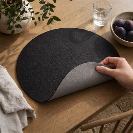 Moon rund spisebrikke i kunstlær – Black/Light grey – Ø38 cm