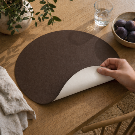 Moon rund spisebrikke i kunstlær – Mokka/White – Ø38 cm