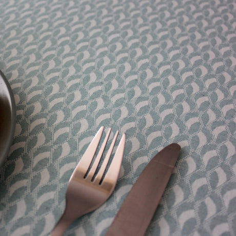 Munch Aqua akrylduk med uendelige ruter og bølger i mønster, 160 cm