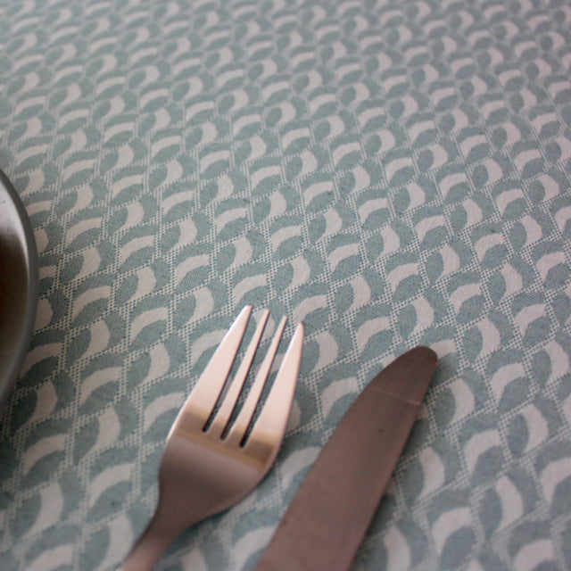 Munch Aqua akrylduk med uendelige ruter og bølger i mønster, 160 cm