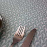 Nærbilde av Munch Aqua akrylduk med jacquardvevd mønster