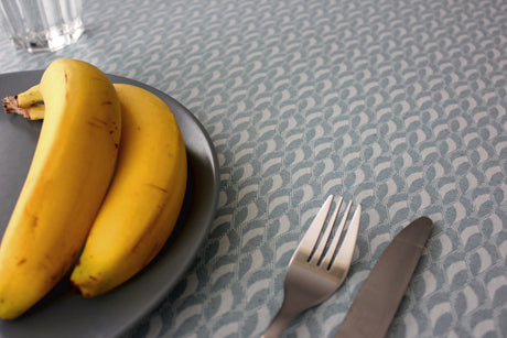 Munch Aqua akrylduk med elegante myke kurver på et festdekket bord