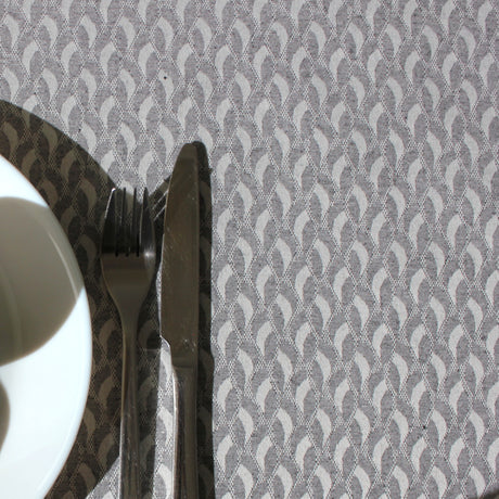 Munch Grey akrylduk med ruter og bølger i mønster, 180 cm