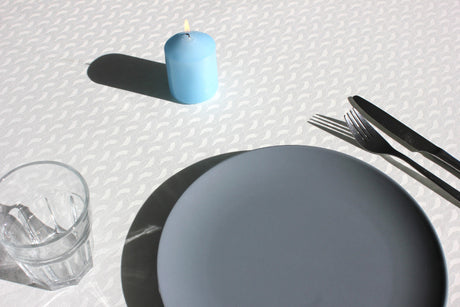 Munch White - Elegant hvit akrylduk med jacquardvevd mønster, 160 cm bred.