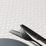 Munch White akrylduk med uendelige ruter og bølger i mønsteret, 160 cm