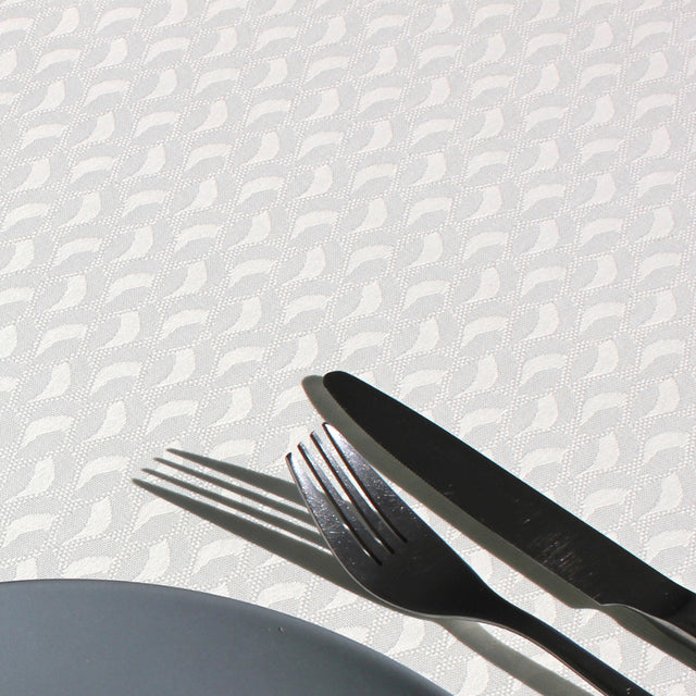 Munch White akrylduk med uendelige ruter og bølger i mønsteret, 160 cm