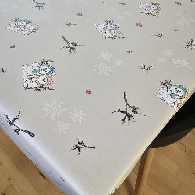 Fiffi & Tilla – Juleduk/tekstilduk fra Klarborg med de søte snømennene