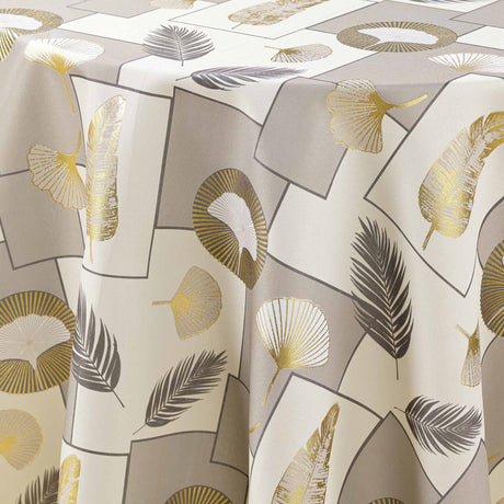 Nærbilde av Natane Natural rund duks bladmønster med gulldetaljer