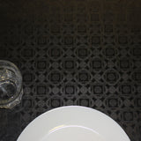 Nobel Black akrylduk med geometrisk mønster i svarte nyanser, 180 cm