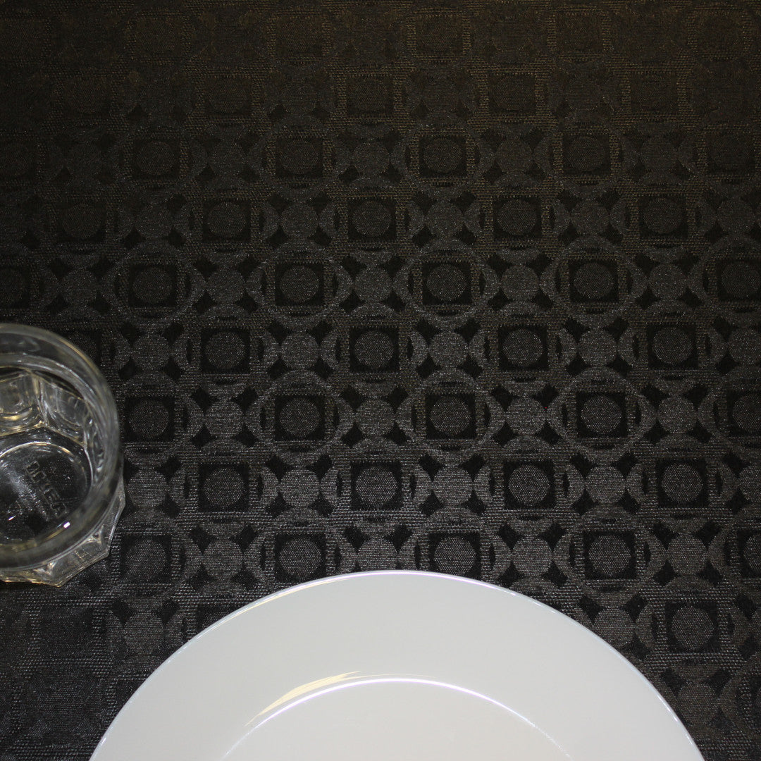 Nærbilde av Nobel Black akrylduk med geometrisk mønster i sort nyanser