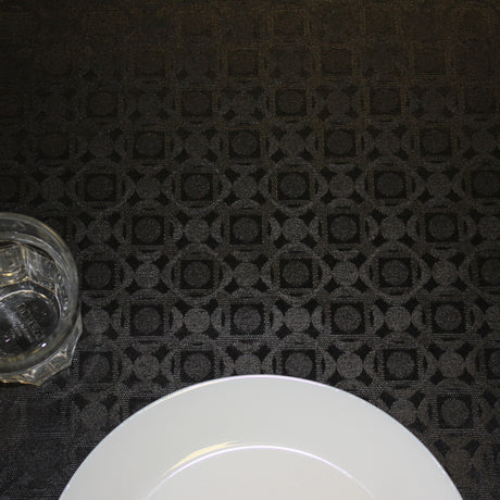 Nærbilde av Nobel Black akrylduk med geometrisk mønster i sort nyanser