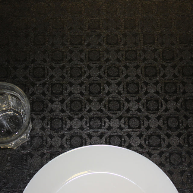 Nærbilde av Nobel Black akrylduk med geometrisk mønster i sort nyanser