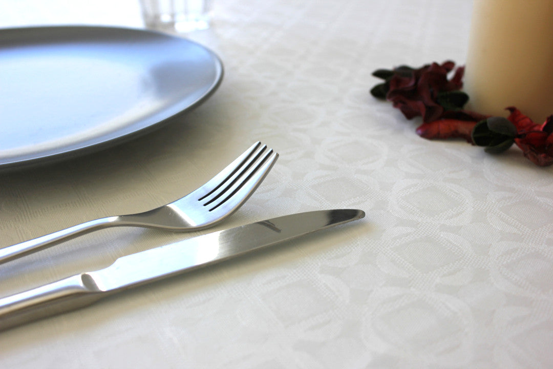 Nobel White - Jacquardvevd hvit akrylduk med geometrisk mønster, 160 cm bred