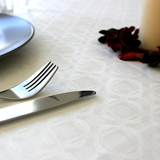 Nobel White akrylduk med geometrisk mønster i hvit, 160 cm