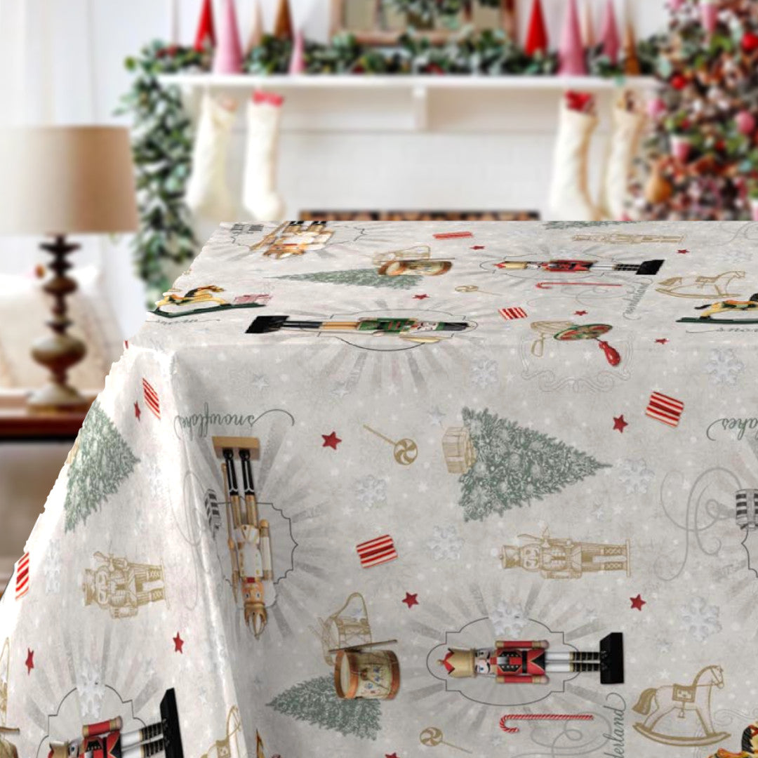 Nøtteknekkeren – Julevoksduk på bord, juletre, tromme, gyngehest