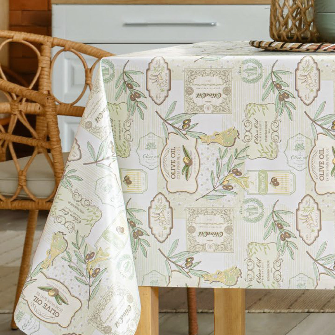 Olivenolje – lysegrønn voksduk med fine olivenetiketter oliven og olivengreiner