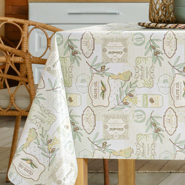 Olivenolje – lysegrønn voksduk med fine olivenetiketter oliven og olivengreiner