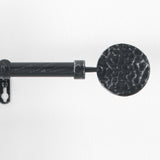 Patina Bullette, Svart/Sølv – Justerbar gardinstang 120–210 cm
