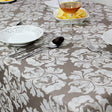 Raine Jacquard Coffee - Akrylduk med elegant ornamentmønster