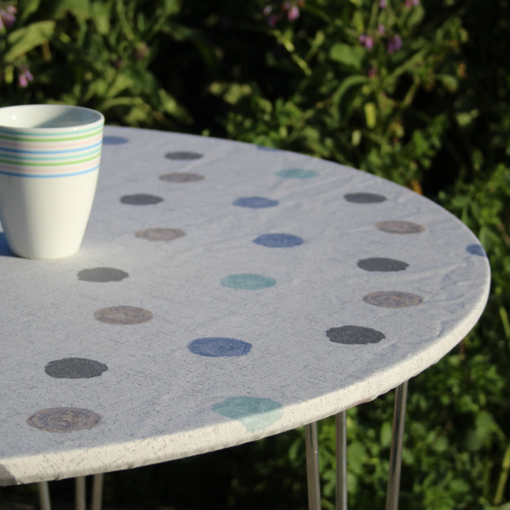 Redon med prikker - rund akrylduk med strikket kant