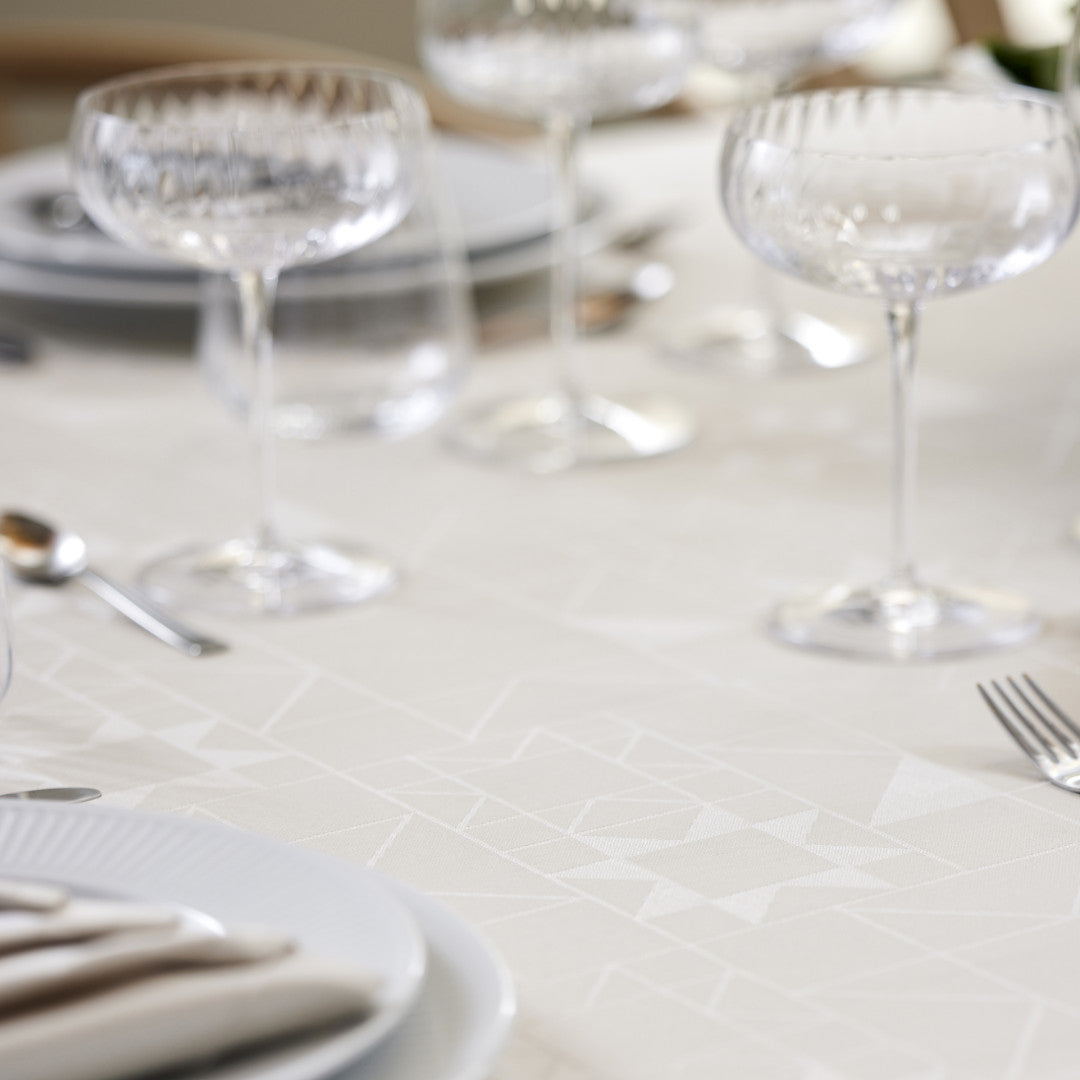 Södahl Star Damask Beige – Rund juleduk med borddekking