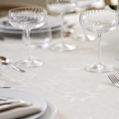 Södahl Star Damask Beige – Rund juleduk med borddekking