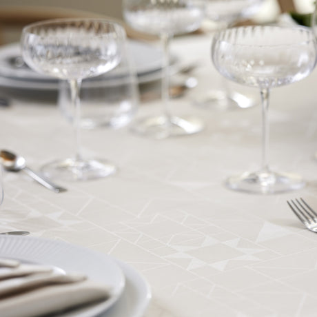 Södahl Star Damask Beige – Rund juleduk med borddekking