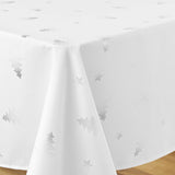 Nærbilde av hjørnet på Sapin 300 cm juleduk med sølvtrykk