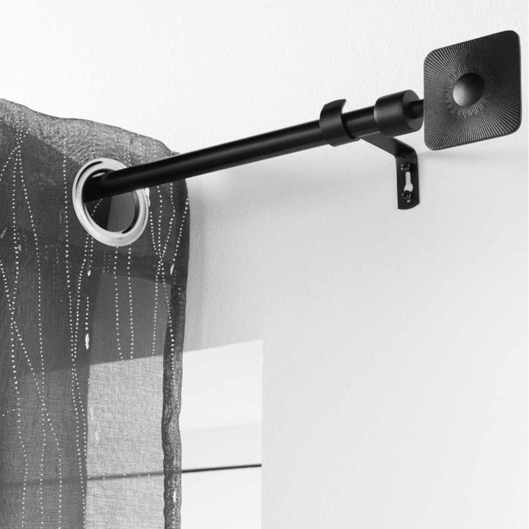 Sarita Svart – Justerbar gardinstang 120–210 cm