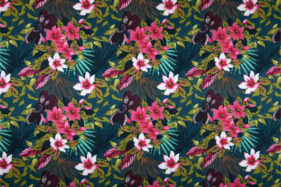 Ahuna - Akrylduk med vakre blomster på petroliumsfarget bakgrunn - 155 cm bred