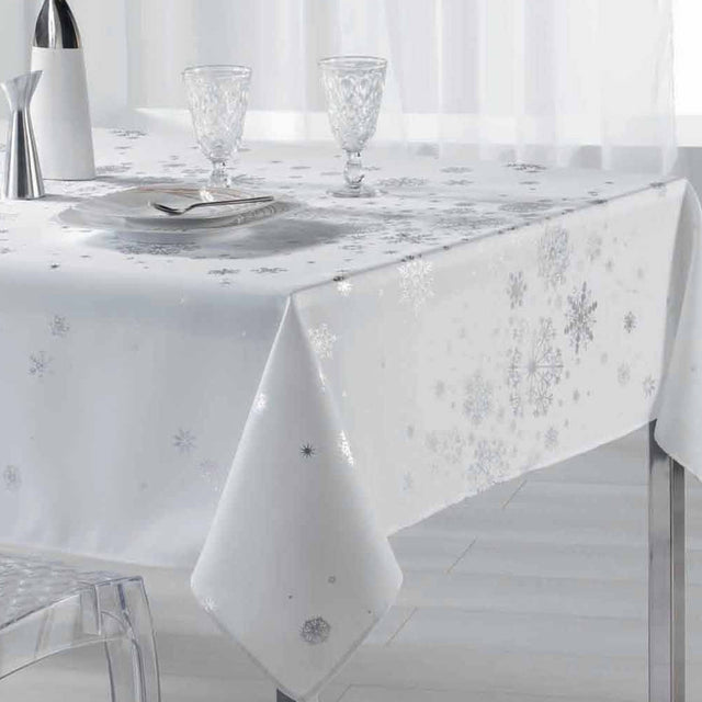 Constellation Snøhimmel Hvit/Sølv – Juleduk med flekkavvisende behandling 150 x 300 cm