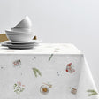 Södahl Christmas Days juleduk med julemotiver på bordet 140 × 250