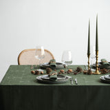 Södahl juleduk Forest Green på stemningsfullt julebord med naturlige detaljer 140x370