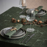 Miljøbilde av Södahl Star Damask Rød juleduk med juledekorasjoner 140x320