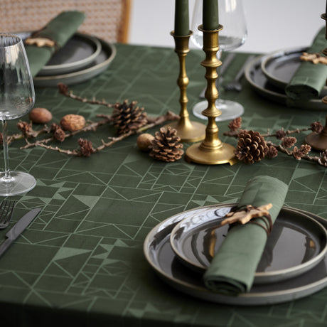 Nærbilde av Södahl Star Damask juleduk Rød med detaljert stjernemønster 140x320