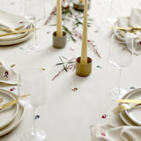 Nærbilde av oppdekking med juleduk dekorert med flettede hjerter 140 × 220