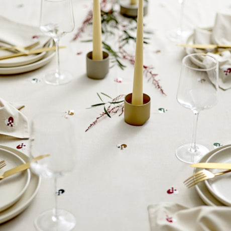 Nærbilde av oppdekking med juleduk dekorert med flettede hjerter 140 × 220