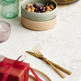 Nærbilde av Södahl Star Damask Beige Juleduk på bord, viser detaljer 140 × 220