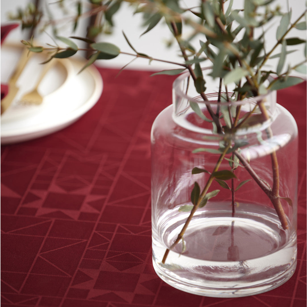 Nærbilde av Södahl Star Damask Juleduk Rød med detaljert stjernemønster 140 × 220