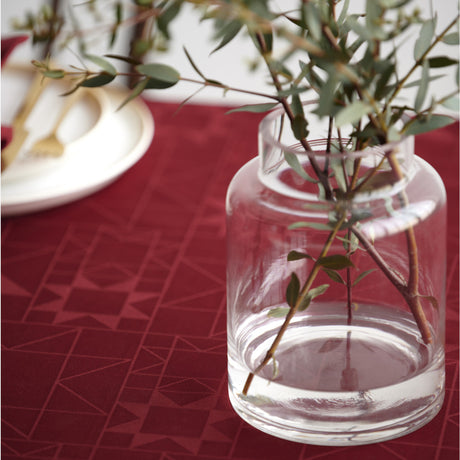 Nærbilde av Södahl Star Damask juleduk Rød med detaljert stjernemønster 140x320